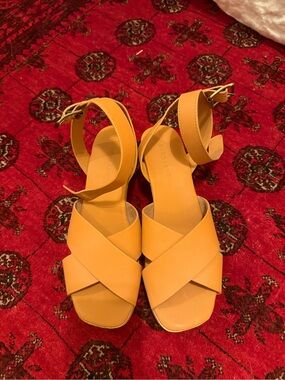 Everlane tan leather Crisscross Ankle-Strap Sandals with wooden soles 7 1/2